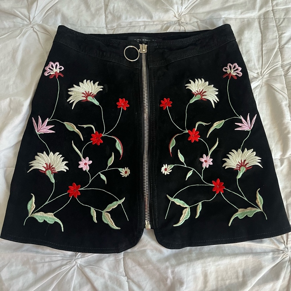 Zara women’s skirt black suede and floral embroidery zipper